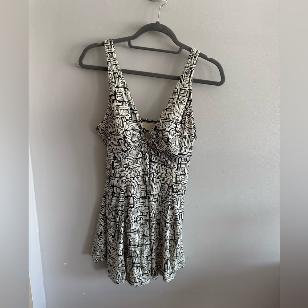 It Figures! One Piece Swimdress – Size 14 – Black & White Slender Thighs